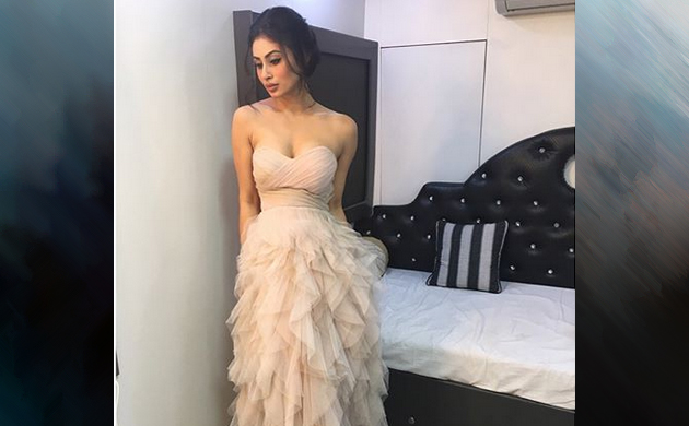 Mouni Roy Naagin Akshay Kumar Fashion Moments You Need To See Right Now News Nation English You can also look like her by purchasing this dress from us. mouni roy naagin akshay kumar fashion