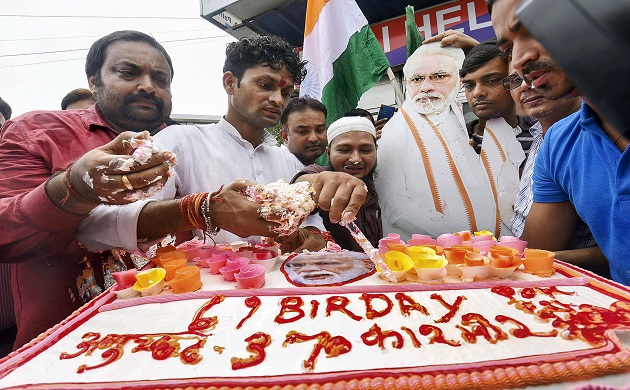 BJP supporters cut a cake to mark PM Narendra Modis birthday at... News  Photo - Getty Images