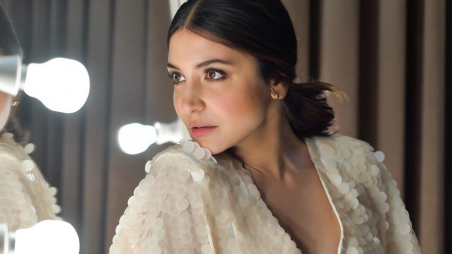 It's Expensive! Anushka Sharma's latest airport look costs a