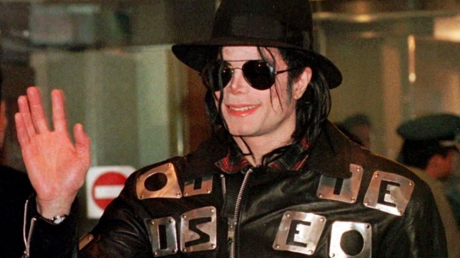The real reason behind why Michael Jackson wore one iconic white glove -  Smooth